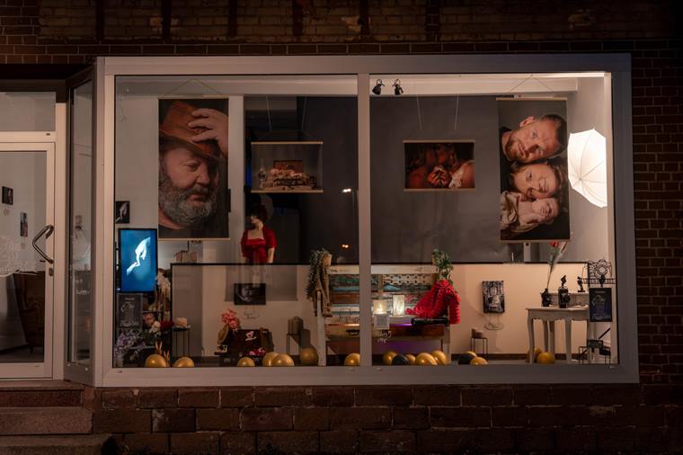 Schaufenster des Fotostudios KreativBlick am Abend